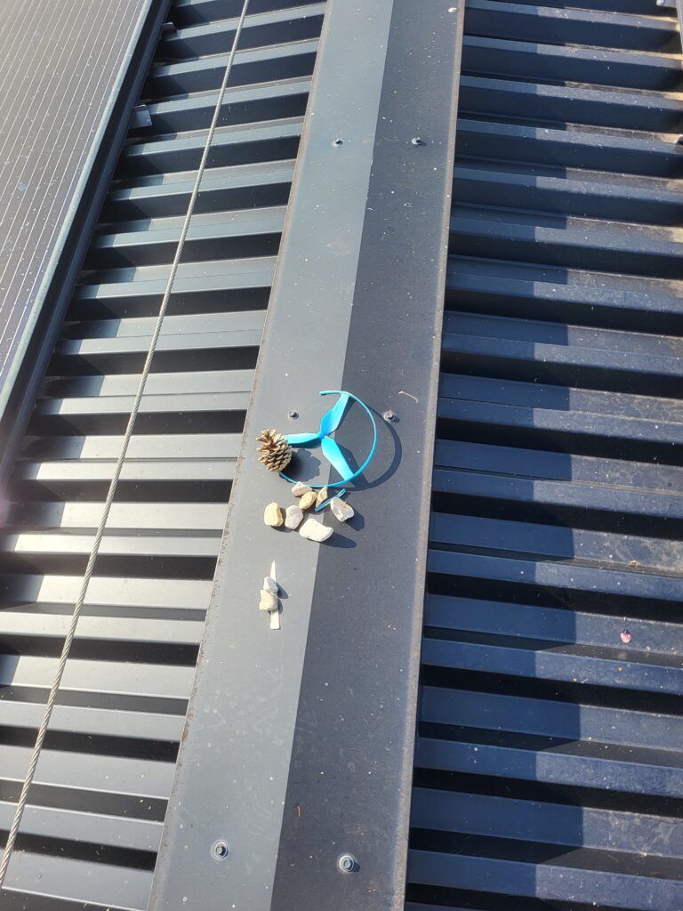 Divers déchets trouvés sur le toit de la Juliette